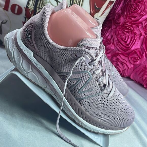 (A) NEW BALANCE WOMEN'S 860 V13, size 11 women’s/ 9.5 men’s - Picture 5 of 15